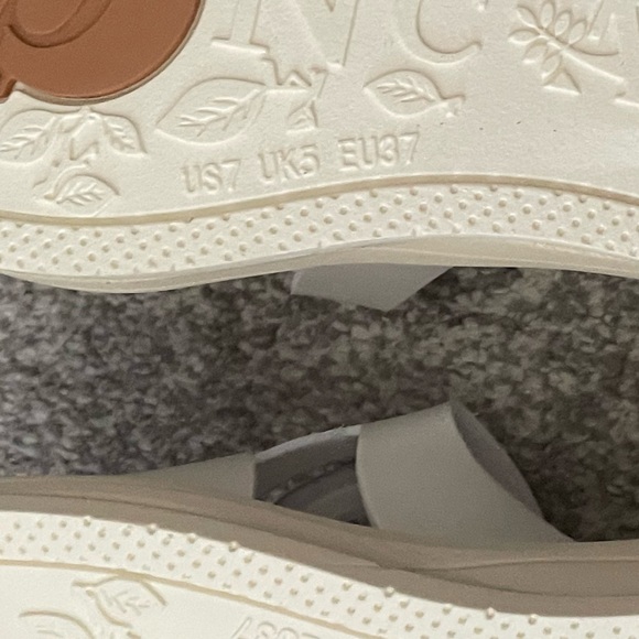 Women's Cream Slide Sandals - Picture 13 of 13